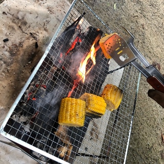 キャンプ飯♪とうもろこしの焚き火焼き